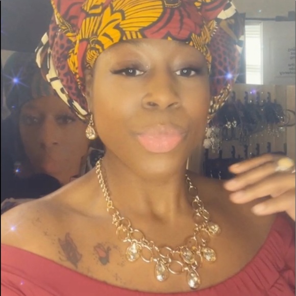 Meet your Posher, Nichole - Picture 2 of 14